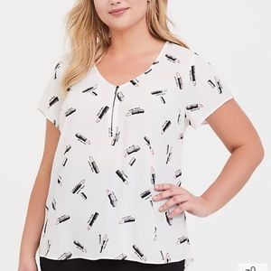 TORRID WHITE LIPSTICK BLOUSE